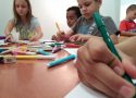 Deca koja crtaju flomasterrima